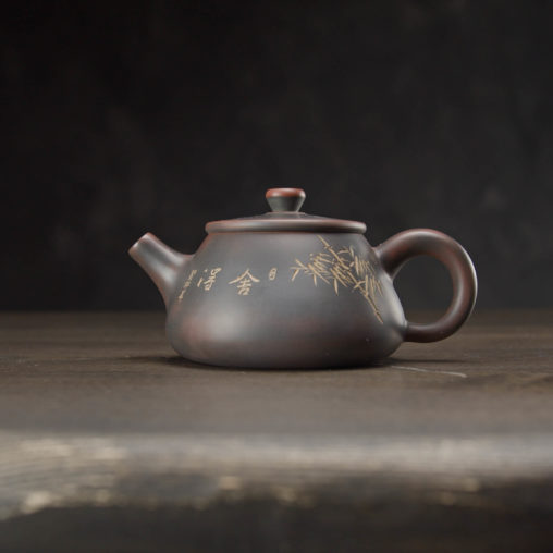 Чайник Гуанси #021, 180мл Мастеровой чайник из региона Гуанси. Глину для этого чайника собрали у берегов реки Циньцзян, которая известна своим переменчивым составом - на востоке реки глина мягкая, а на западе твёрдая. Когда мастера смешивают два этих сорта глины выходит там самая - Нисин Тао, плотная керамика насыщенного тёмного цвета. Традиция изготовления керамики в этих местах, судя по раскопкам, уходит корнями в каменный век, но особую славу мастера из Гуанси получили в начале 20 века. Чайник обладает отличной геометрией, струя продолжает форму носика, слив быстрый, крышечка притерта очень хорошо.
