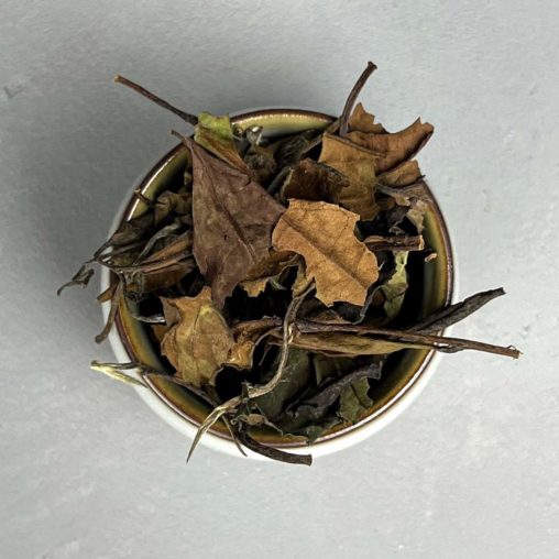 Фудин Лао Бай Ча, 2015г. Этот высококачественный белый чай, который традиционно производится в уезде Фудин, был собран в 20015 году. С течением времени, этот белый чай преобразуется, теряя кислые ноты свежего чая и приобретая благородные винные и коньячные оттенки, сложность аромата и способность вызывать уникальное, чистое состояние.