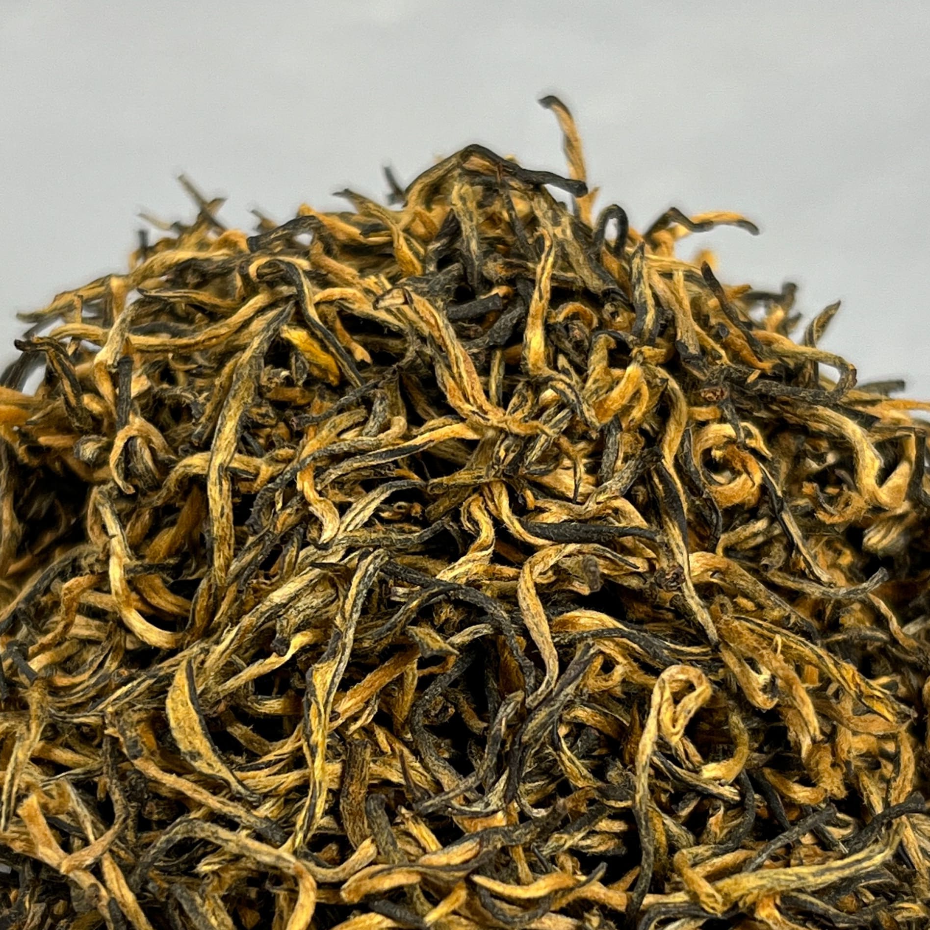 Цзинь Цзюнь Мэй - История красного чая Цзинь Цзюнь Мэй 金骏眉 - это относительно молодой сорт красного китайского чая, его разработал китайский технолог Лян Цзюньдэ в 2005 году. 